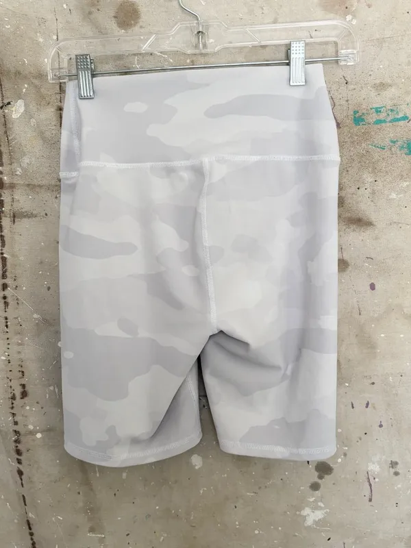 Alo 8" High-Waist Vapor Short in White Camouflage - Image 3