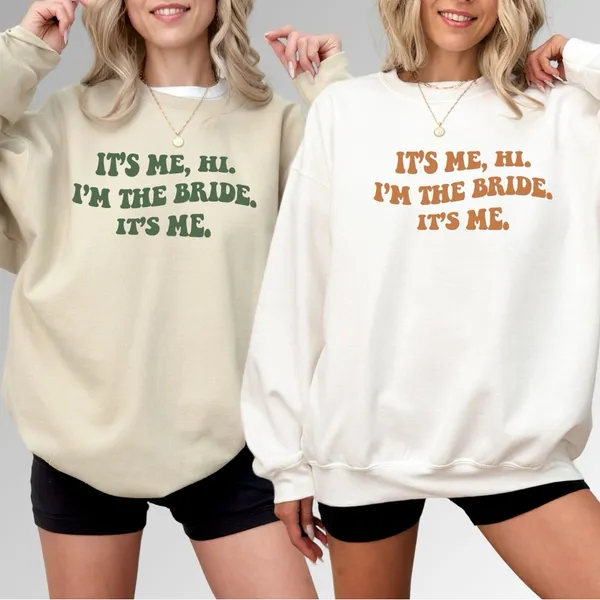 “It’s me, hi I’m the bride it’s me” wedding bride crewneck - Image 2