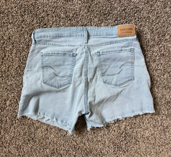 Levi’s Denim Shorts Light Wash - Image 3