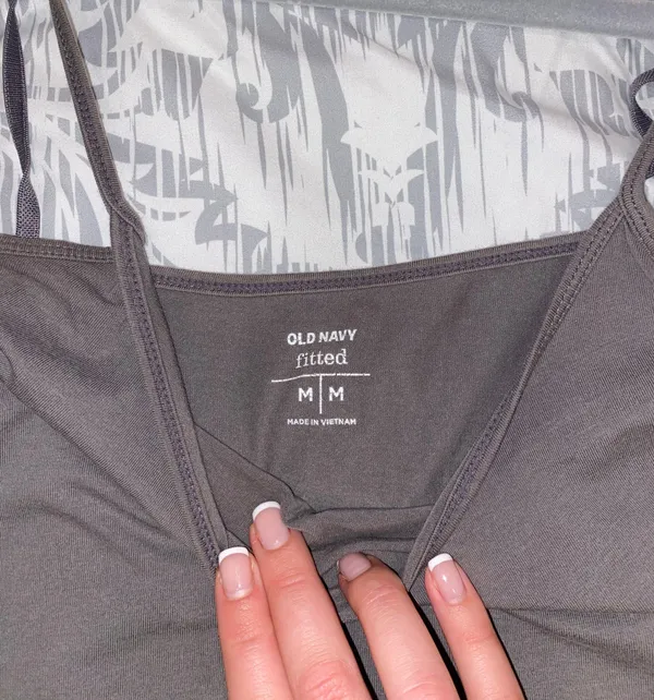 Old Navy Fitted Gray Basic Tank Top - Image 4