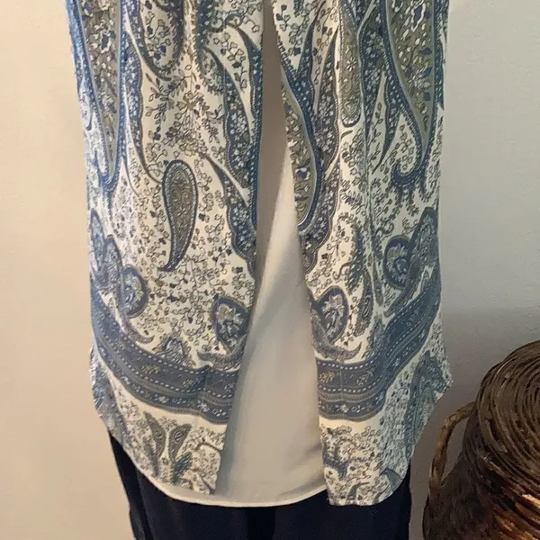 Rose & Olive size small blue white and grey paisley print top EUC - Image 8