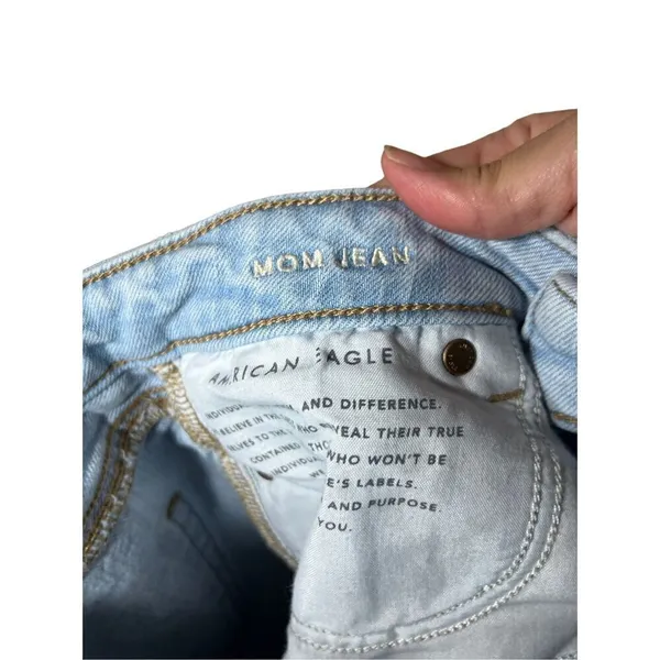 American Eagle Comfort Stretch‎ Waistband Ripped Mom Jeans Light Wash Size 4 - Image 9