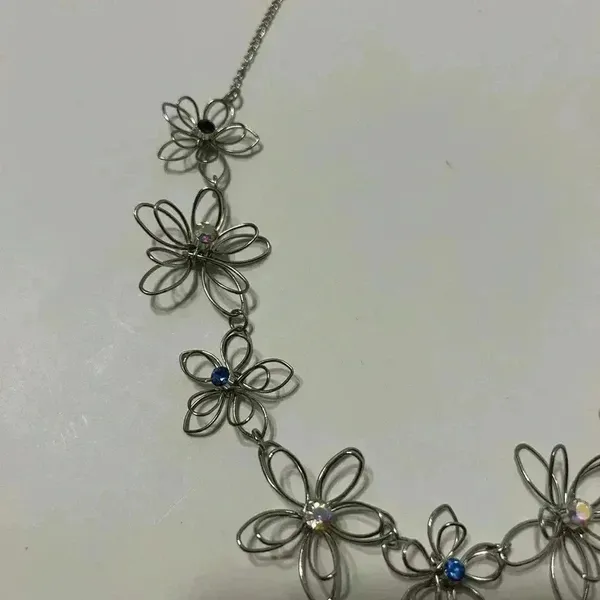 WIREY Flower‎ Nexklace with center rhinestones - Image 3