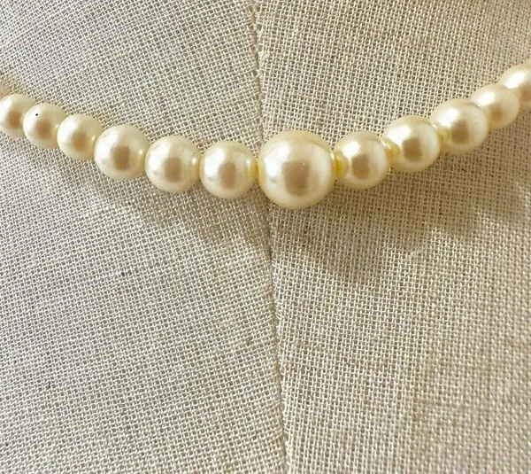 1928 faux pearl single strand necklace - Image 2