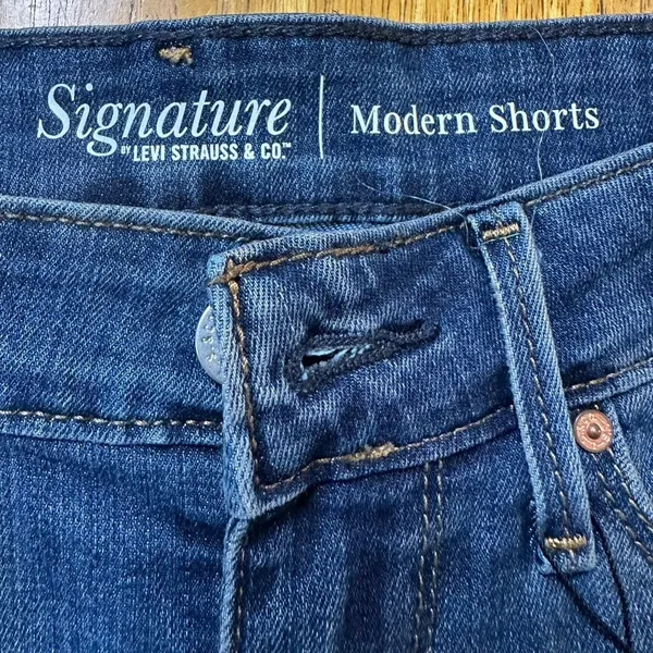 Levi's Signature Women's Modern Chino‎ Shorts Dark Blue Denim Size 4 Casual - Image 3