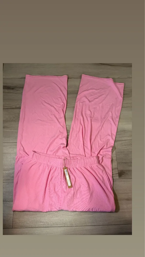 Skims RARE soft lounge pants Color bubble gum - Image 2
