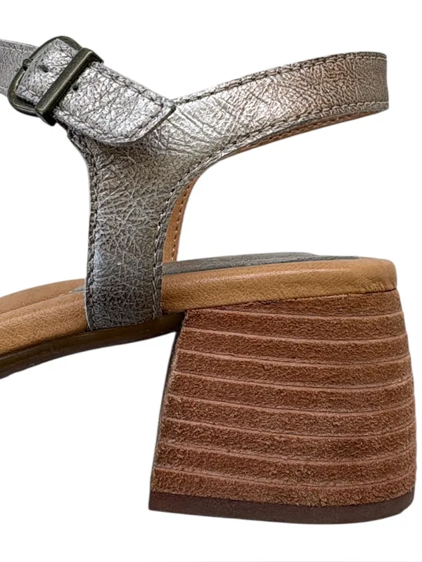 EUC Born Leather Shonie Heeled Sandals Gold Size 8 Retail $130.00 - Image 4