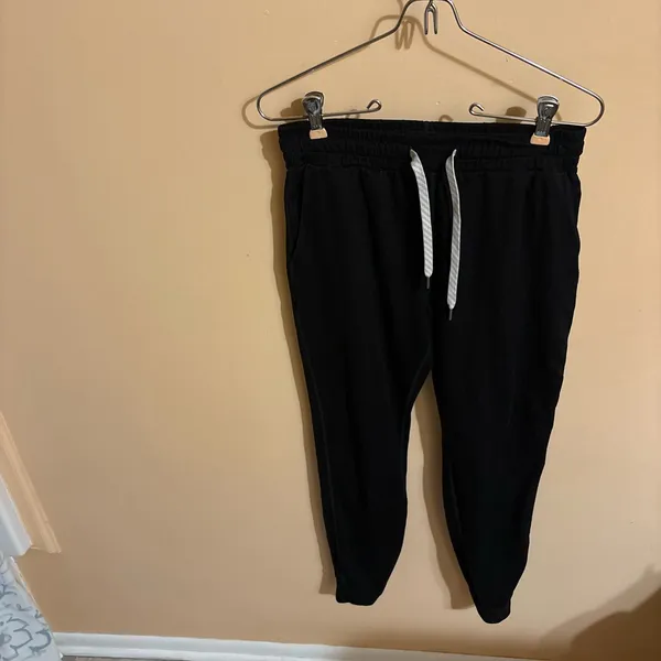 Vuori Performance Joggers in Black Heather - Image 3