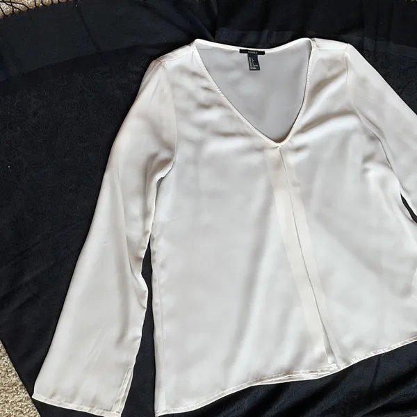 Forever 21 Cream Color Long Sleeve V Neck Blouse with pleated front size L - Image 3