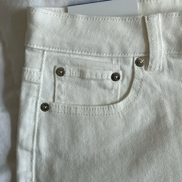 Juicy Couture White Denim Jean shorts, Size 10, 4” inseam, NWT - Image 5