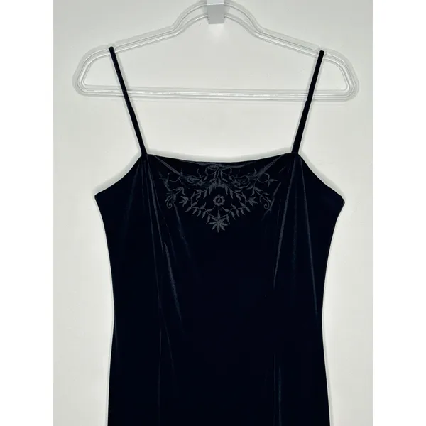 Dressbarn Collection 1990s Black Velvet Embroidered Gown formal sexy 6 - Image 3