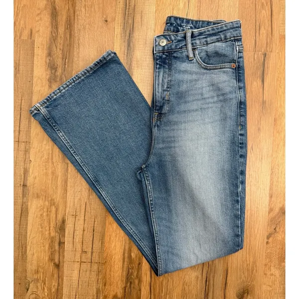Old Navy Higher High-Rise Flare Jeans Women's 6 Medium Wash Stretch Denim - Image 2