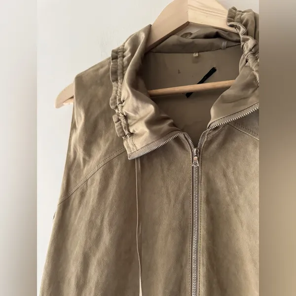 Elie Tahari Beige 100% Suede Sleeveless‎ Zip Up Jacket - Image 2