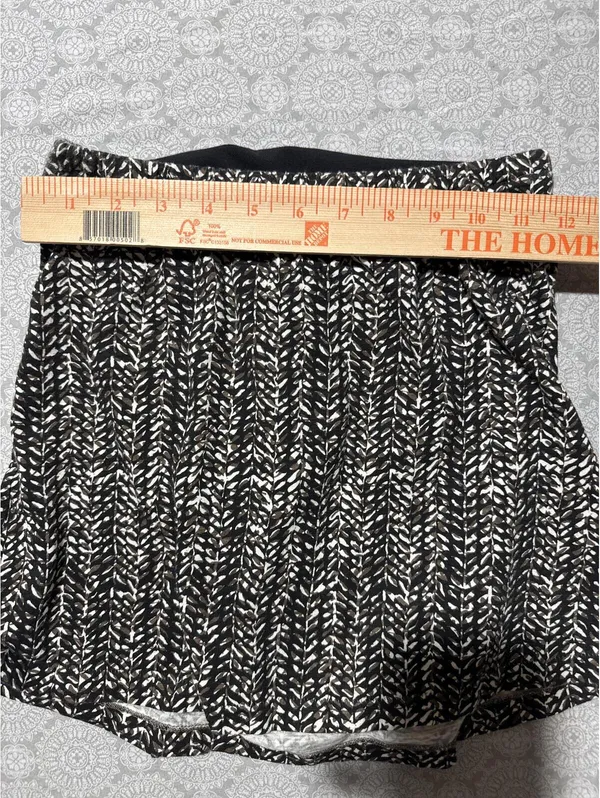 Banana Republic Black and White Patterned Halter Crop Top - Image 6