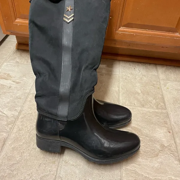 Hilfiger boots size 8 M
Good condition Black - Image 2