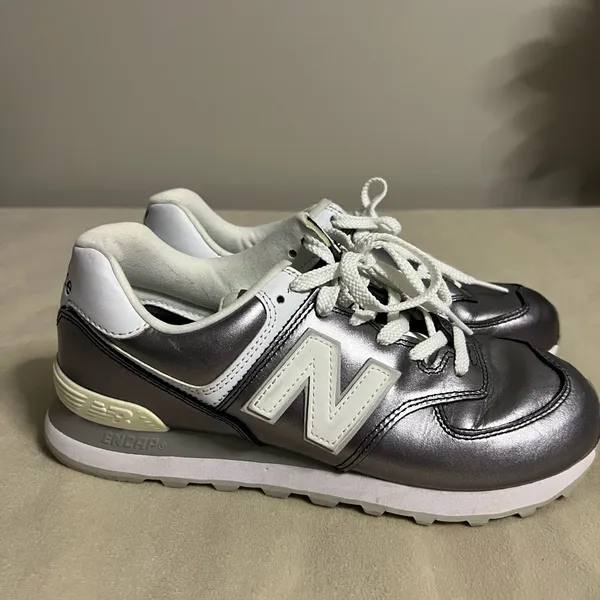 New Balance Women’s 574 V2 Metallic Leather Sneaker • WL574LD2 • Size 9 - Image 5