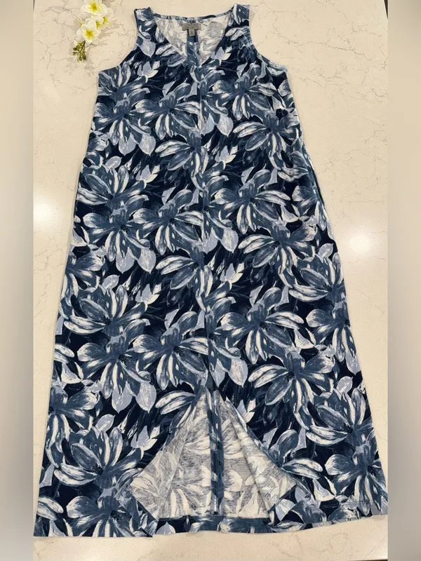 Sleeveless Navy and White Floral High-Low Dress - Image 4