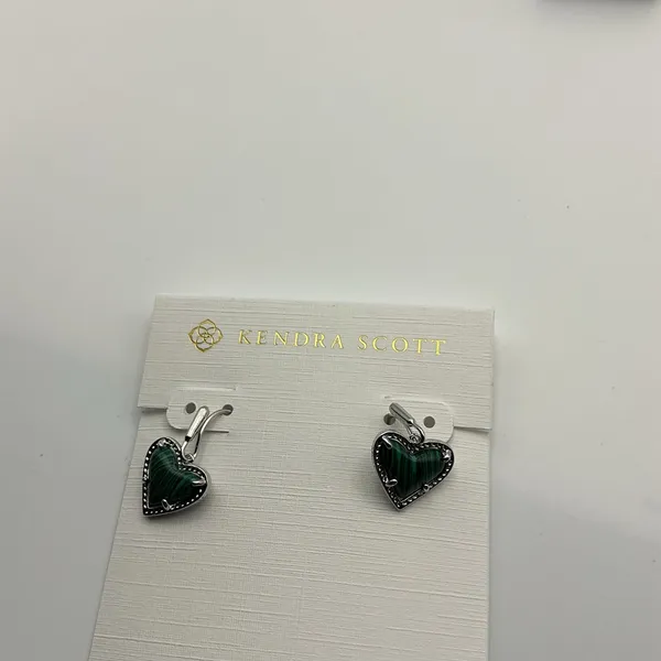 Kendra Scott Ari Heart Earrings NWT Green Silver Tone Dangle - Image 2