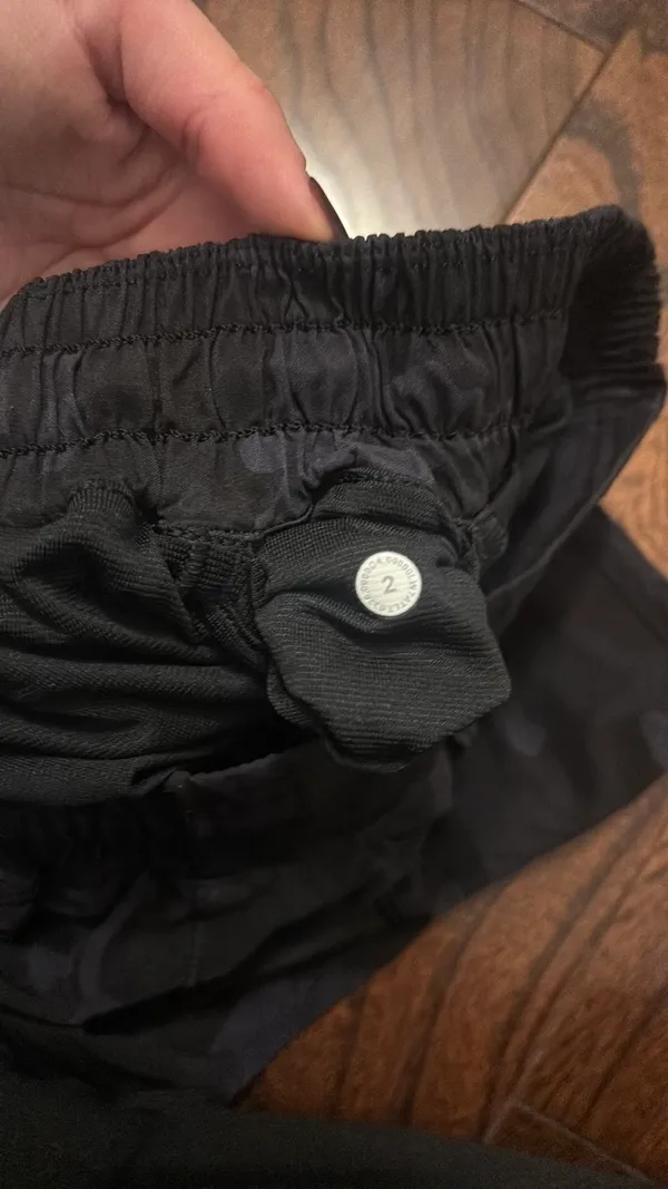 Lululemon Shorts Hotty Hot 2.5" Black Camo High-Rise - Image 2