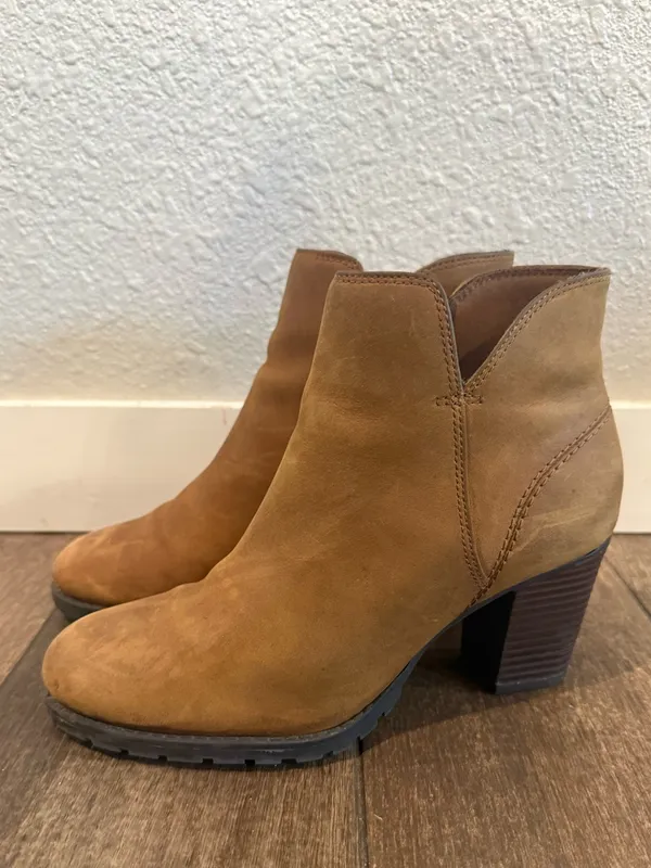 Clarks Boots Women Shoes Brown Leather‎ Ankle Booties Heels Zip Close Size 7.5 - Image 4