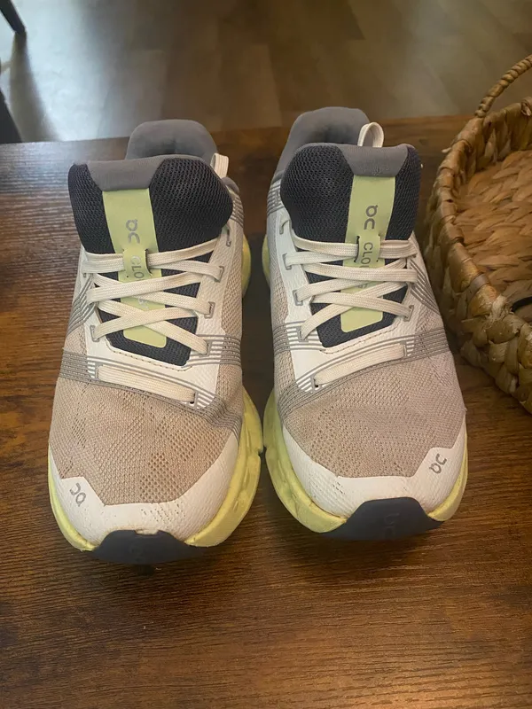 ON WOMEN CLOUDGO Frost/Hay Running Shoes - Image 2
