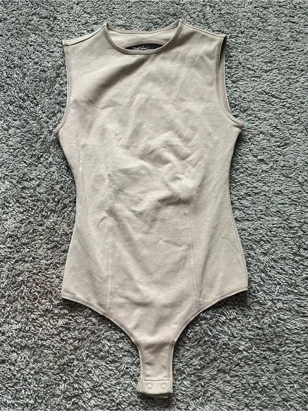 SKIMS Open-Back Ribbed Bodysuit in Beige Taupe - Image 4