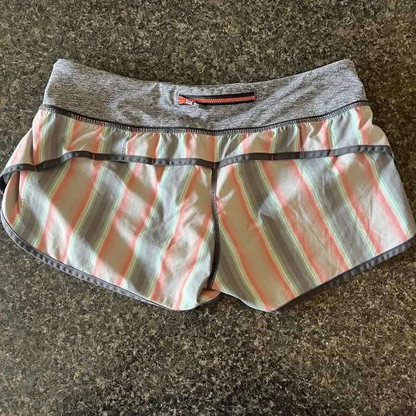 Lululemon Size 8 Speed Up‎ Short Alarming Ombre Vertical Stripe In Gray Coal - Image 2