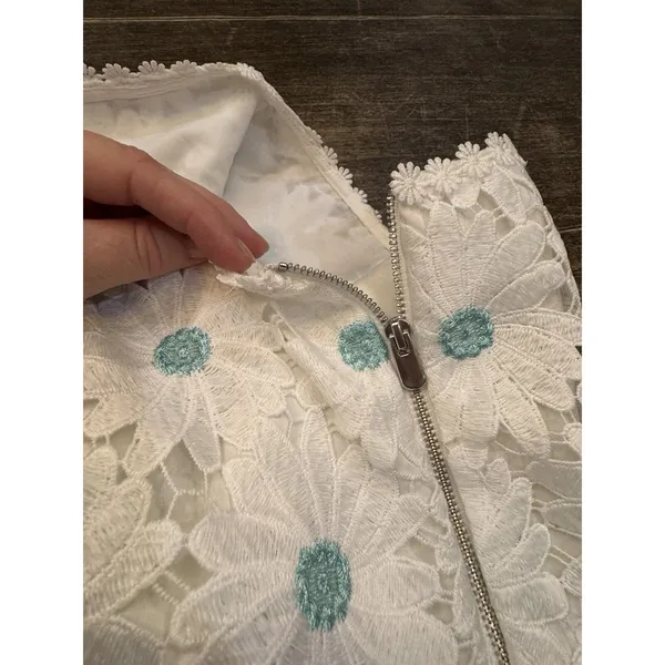 Saylor‎ Yenela Mini Skirt in White Daisies Size Large Embroidered Lace - Image 8