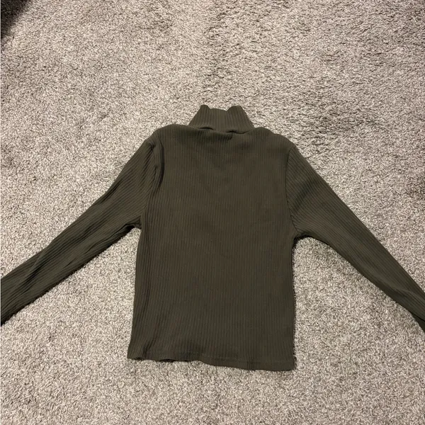 Forever 21 Juniors Olive Green Cropped Long Sleeve Turtle Neck EUC - Image 3
