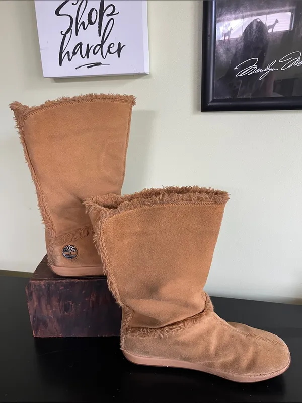 Timberland women's tan suede mukluk-style winter boots - Image 3