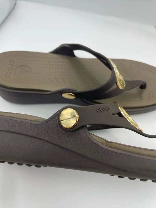 Crocs Sanrah brown gold medallion wedge sandals flip flop slide women's Size 7 - Image 12
