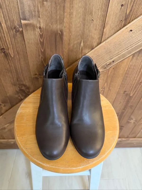Croft & Barrow Women’s Size 8 Brown Heeled Ankle Booties - Image 2
