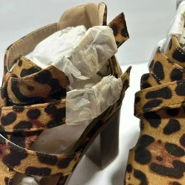 NIB!BellaMarie Leopard print crisscross buckle, zipper chunky heel boot Size 8.5 - Image 7