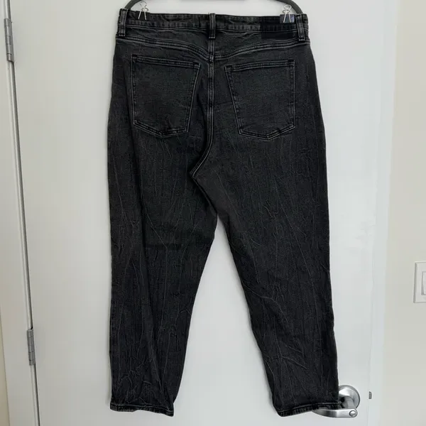 Abercrombie & Fitch Curve The Mom High Rise Jeans in a Black Faded‎ Acid Wash 14 - Image 2