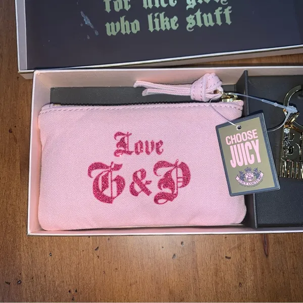Retro Juicy Couture Pam & Gela Wristlet Wallet with Silver Heart Key Chain - Image 4