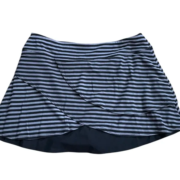 Like New Title Nine Black Grey Striped Skort Size Medium - Image 6