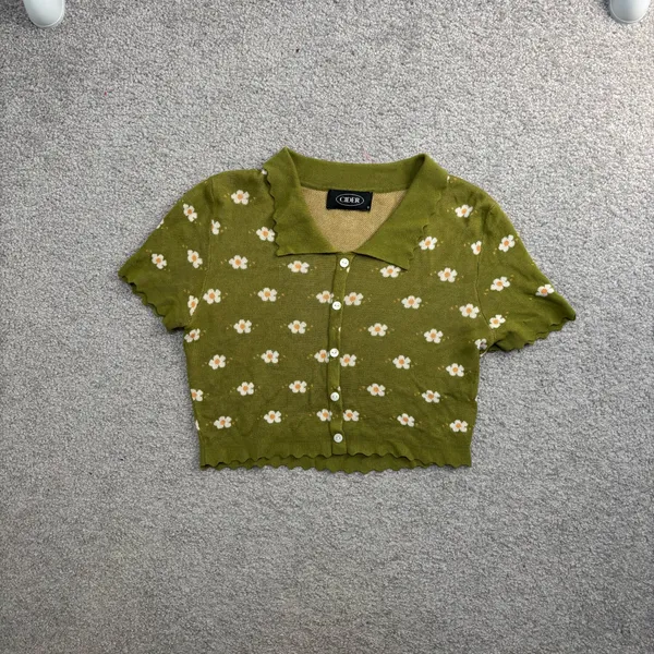 Cider Olive Green Floral Knit Collared Short-Sleeve Scalloped Button Crop Top - Image 2