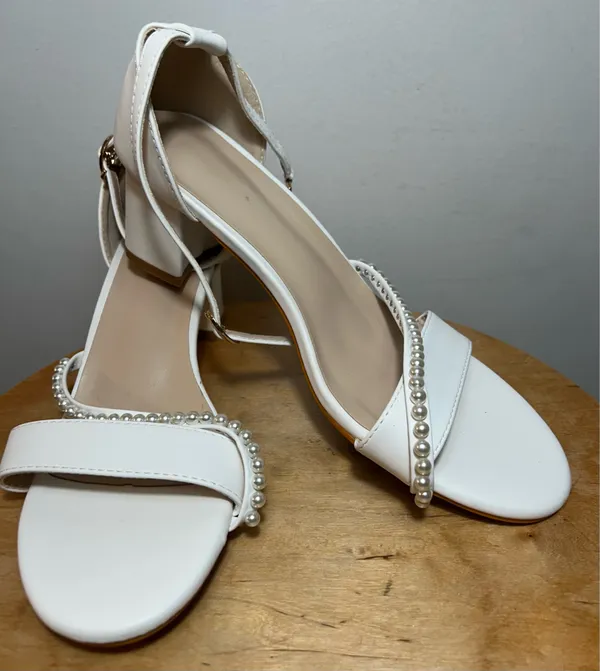 02 Collection Women's white summer shoes. Size 8. $35. - Image 2