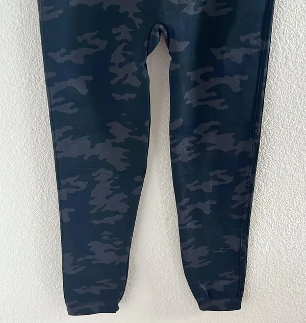 NWT SPANX Look at Me Now LAMN Legging Black Camo Medium - Image 3
