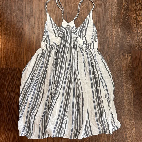 Striped O’Neill Summer Dress in White and Navy - Image 2