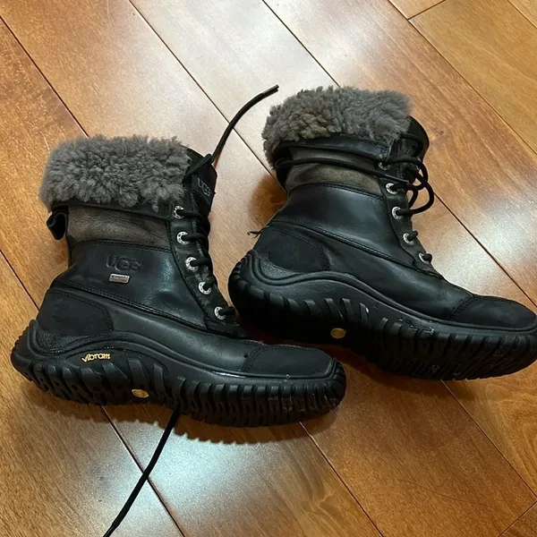 UGG Women's Boots S/N 1906 Adirondack II Leather‎ Sheepskin Waterproof size 6 - Image 3
