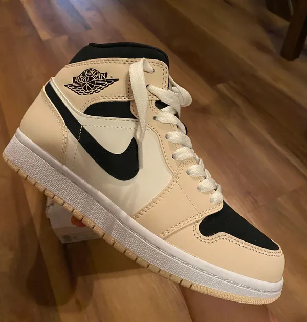 Air Jordan 1 Mid - Image 2