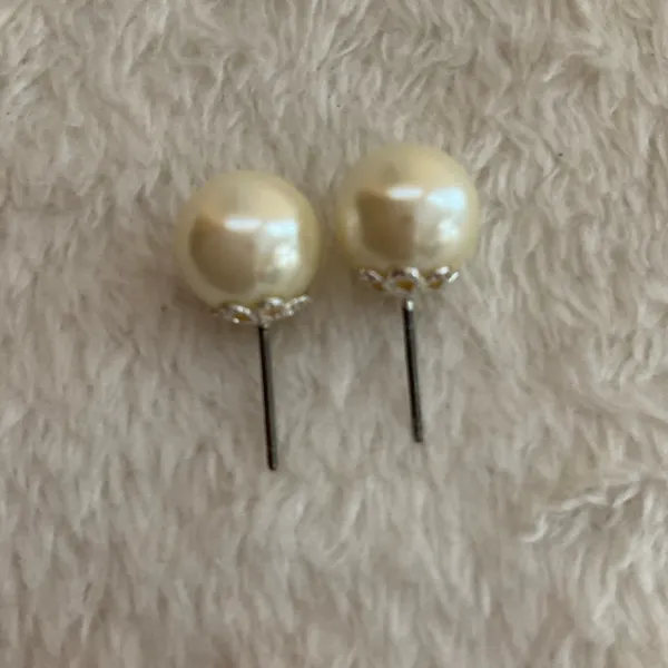 Faux Pearl post earrings Silver - Image 3