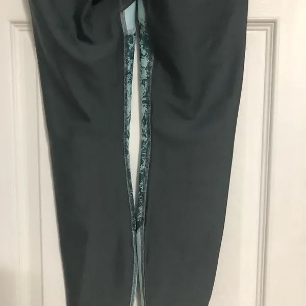 Under Armour grey teal compression cropped leggings size‎ medium activewear - Image 7