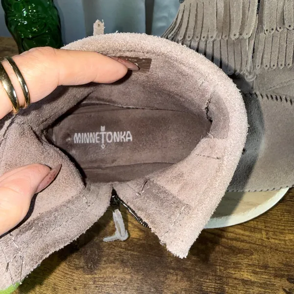 Minnetonka Double Fringe Concho Boot 9.5 Taupe Suede Boho Moccasin Ankle - Image 4