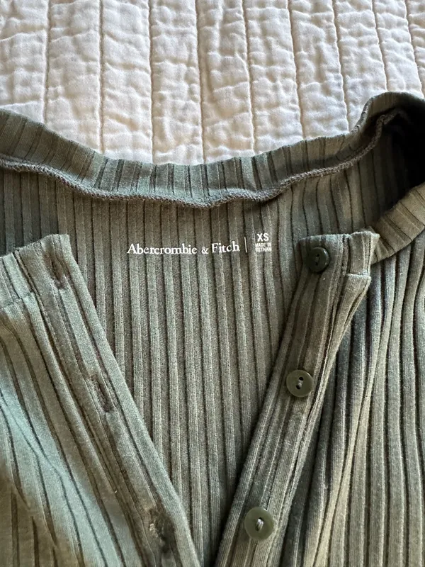 Abercrombie & Fitch Olive Green Ribbed Button-Front Long Sleeve Top - Image 3