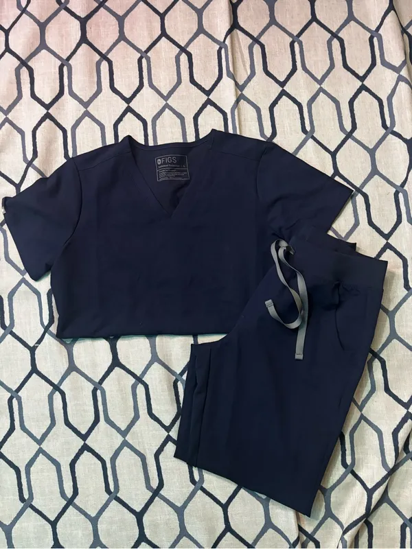 Figs Navy Scrub Set/ Zamora Joggers/ Casma top/ size small NWOT - Image 2