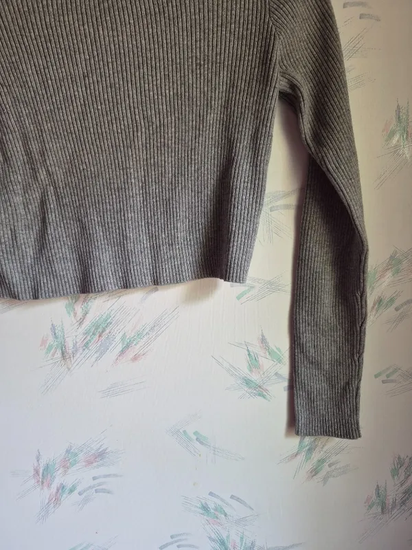 Brandy Melville Gray cropped Sweater - Image 4