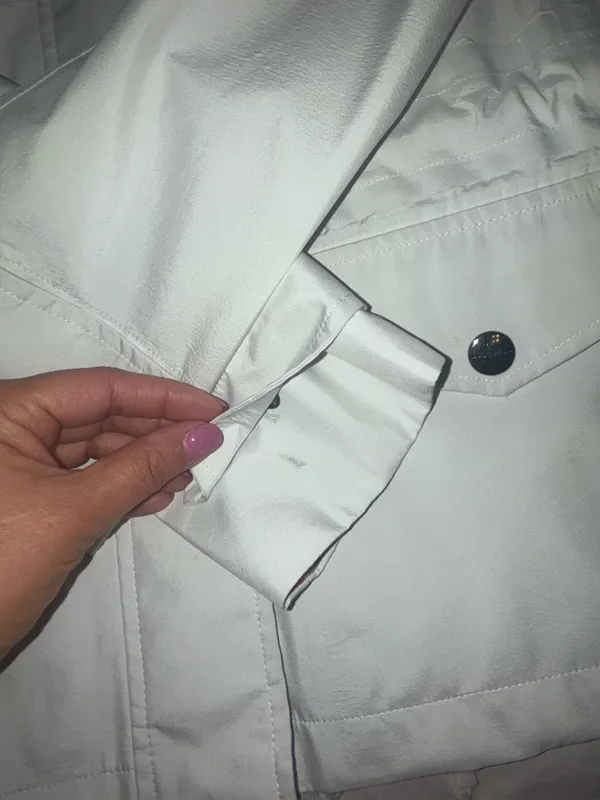 Authentic Burberry Brit White Jacket Women’s Size Large. Nova Check Lining with Detachable Hood. EUC. Only worn a handful of times, very minor wear. Smoke/Pet Free Home. Recently professionally dry-cleaned. - Image 5