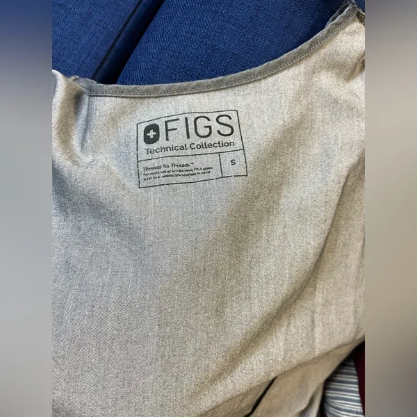 FIGS Technical Casma Three-Pocket‎ Scrub Top – Graphite Grey, Women’s Size S - Image 6